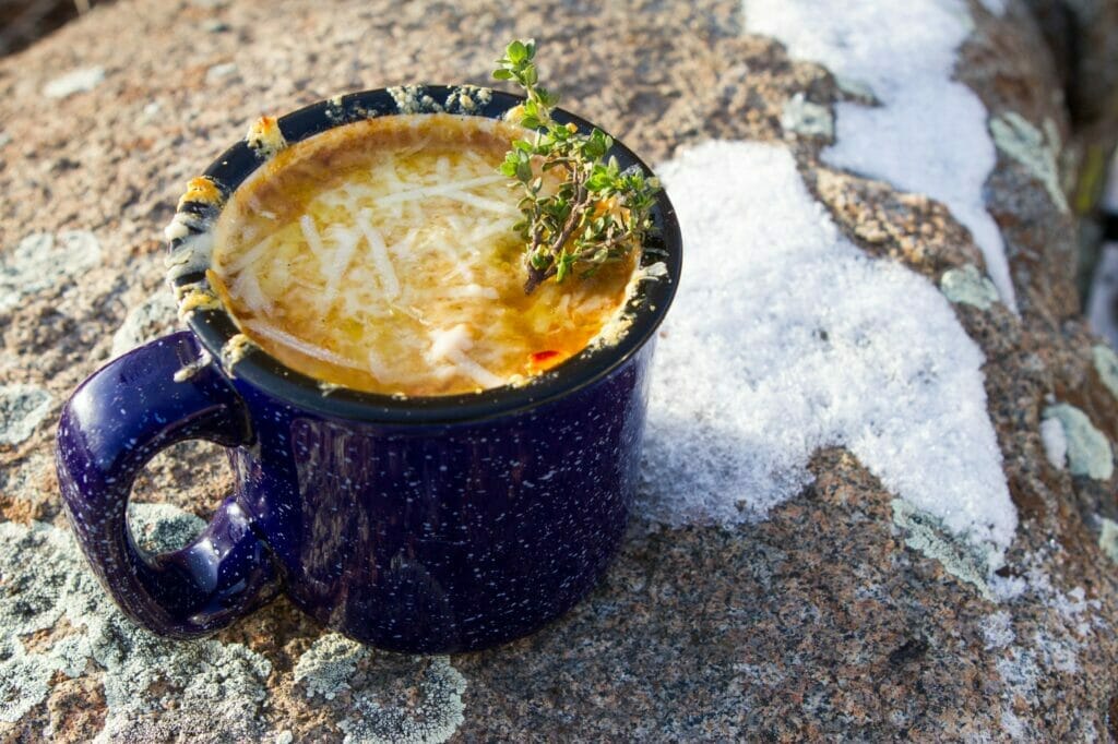 https://tu.org/wp-content/uploads/2021/03/french_onion_soup_mug-1024x682.jpg